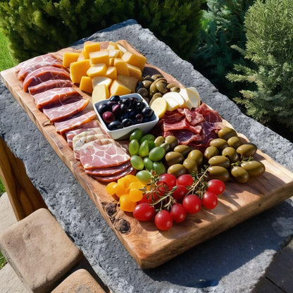 THE LIVE EDGE Olivenholz Schneidebrett – Handgefertigtes rustikales Holzbrett für Küche & Fleisch, großes Cutting Board, Geschenkidee