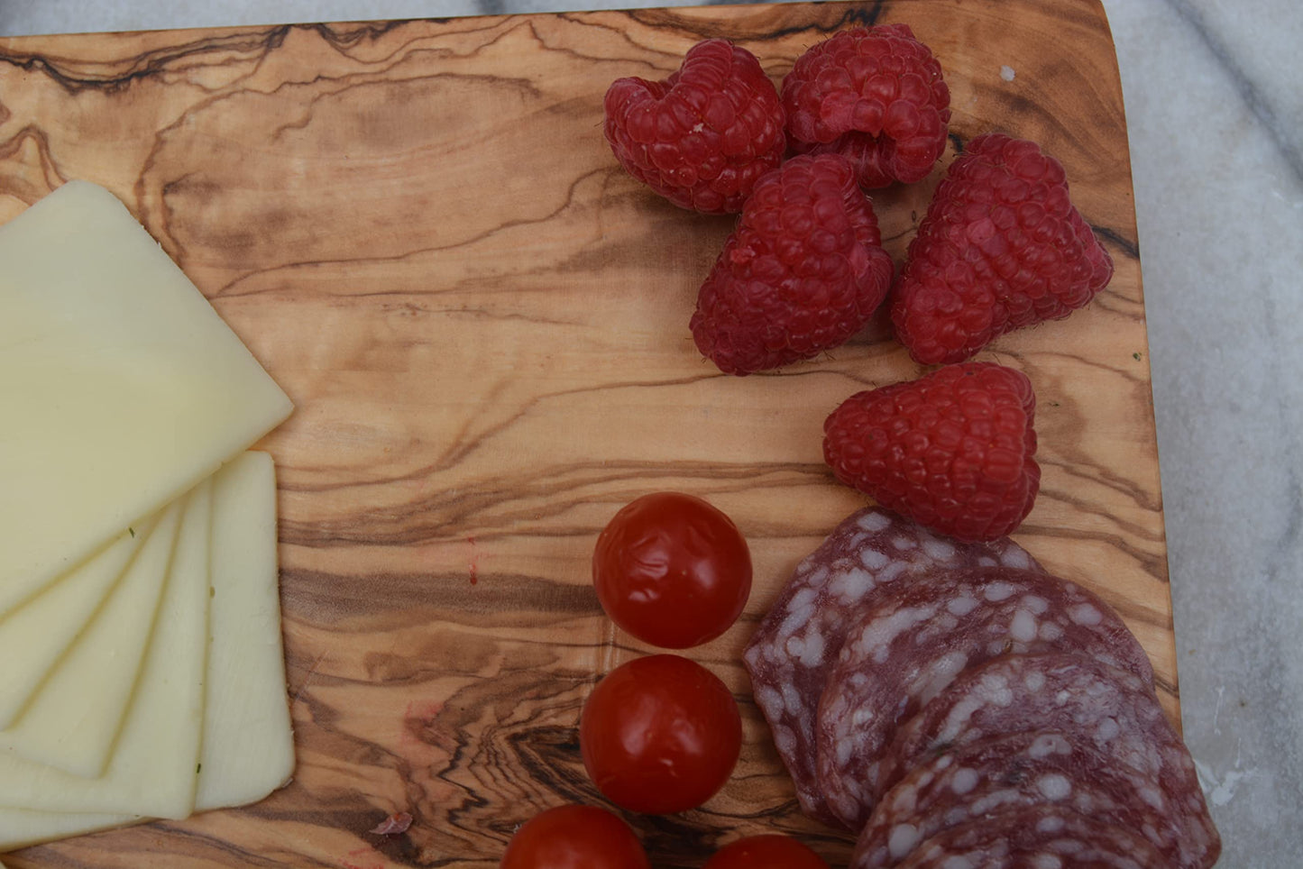 THE LIVE EDGE Olivenholz Schneidebrett – Handgefertigtes rustikales Holzbrett für Küche & Fleisch, großes Cutting Board, Geschenkidee