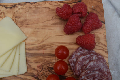 THE LIVE EDGE Olivenholz Schneidebrett – Handgefertigtes rustikales Holzbrett für Küche & Fleisch, großes Cutting Board, Geschenkidee