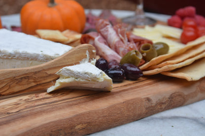 THE LIVE EDGE Olivenholz Schneidebrett – Handgefertigtes rustikales Holzbrett für Küche & Fleisch, großes Cutting Board, Geschenkidee