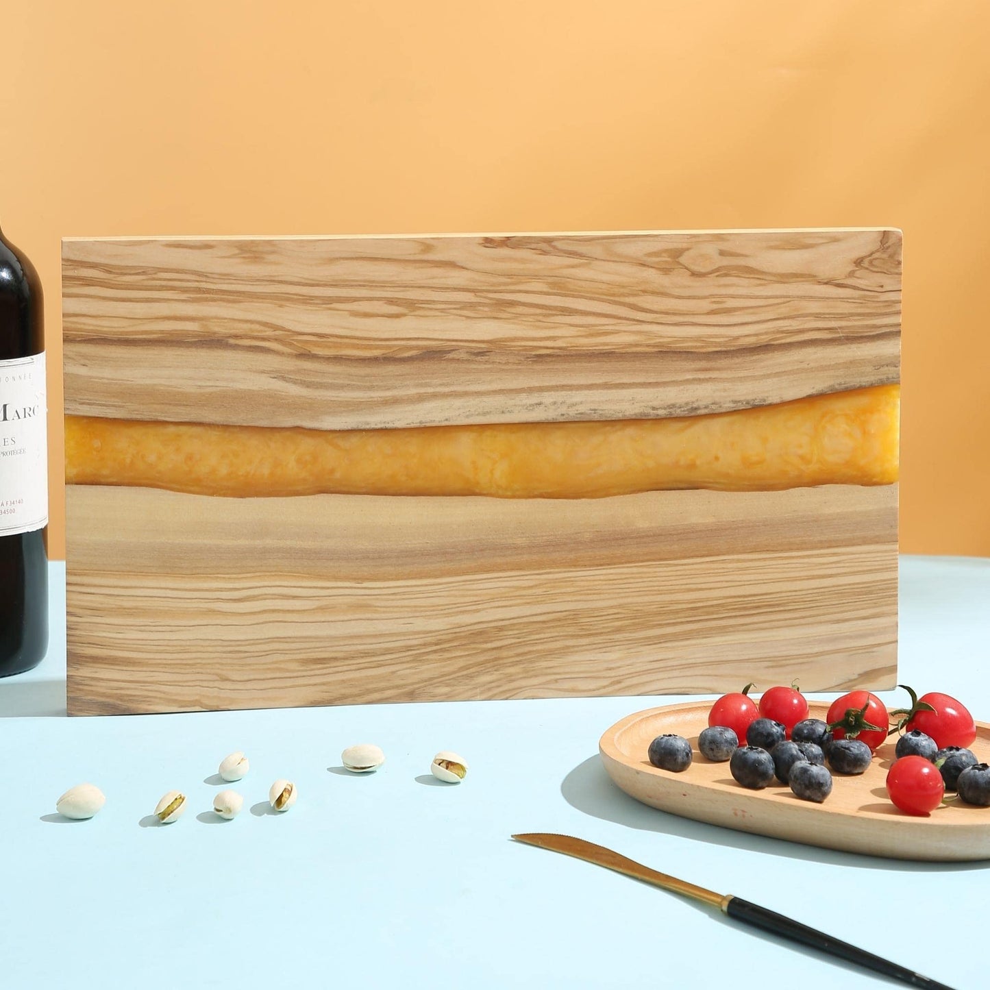 THE LIVE EDGE Olivenholz Charcuterie Board XL – Handgefertigtes Schneidebrett mit Epoxidharz, Servierplatte für Fleisch & Käse, Geschenkidee