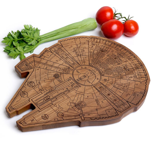 Straga Millennium Falcon Walnuss Schneidebrett – Handgefertigtes Charcuterie- & Cutting Board aus Premium Walnussholz, Geschenk für Weihnachten & Vatertag