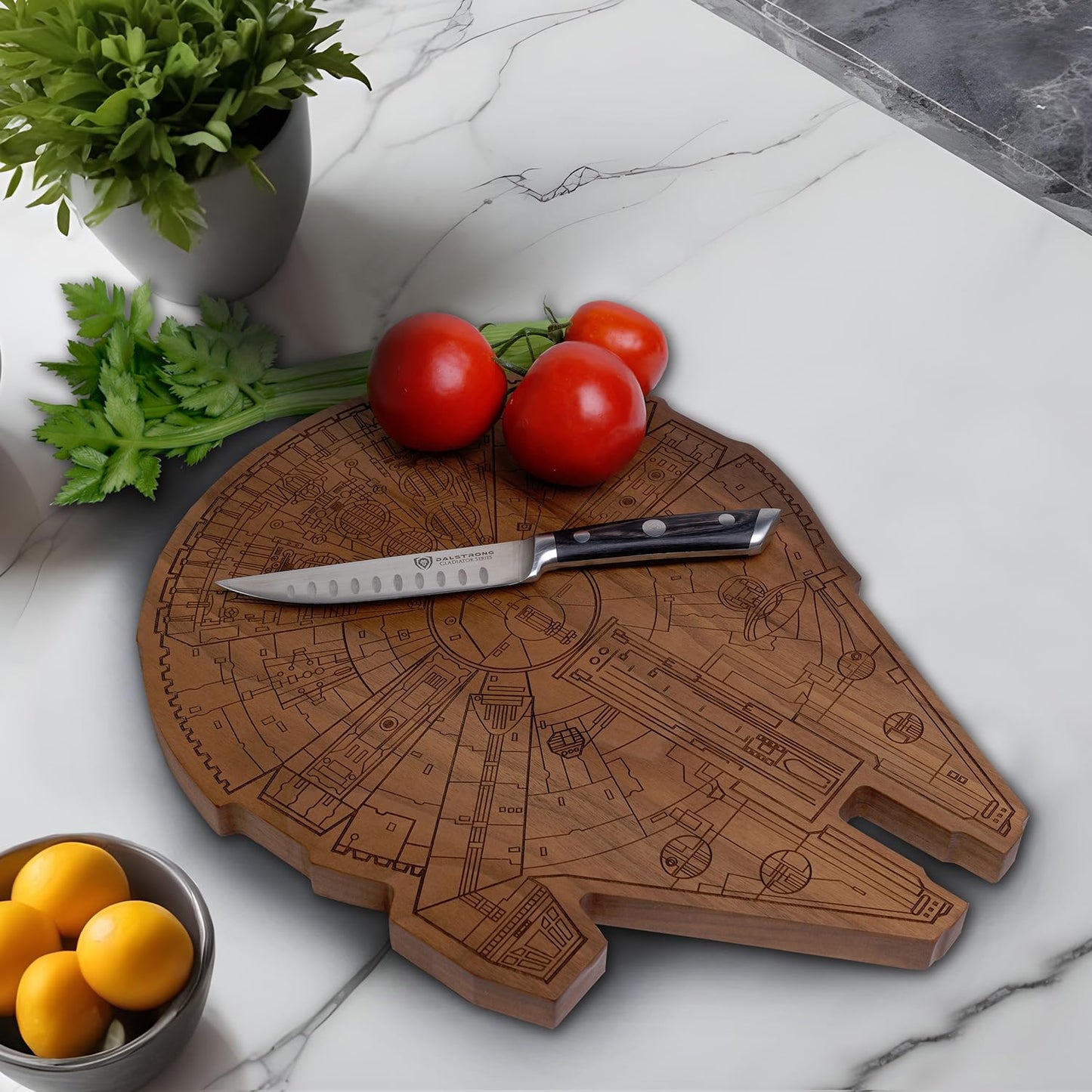 Straga Millennium Falcon Walnuss Schneidebrett – Handgefertigtes Charcuterie- & Cutting Board aus Premium Walnussholz, Geschenk für Weihnachten & Vatertag