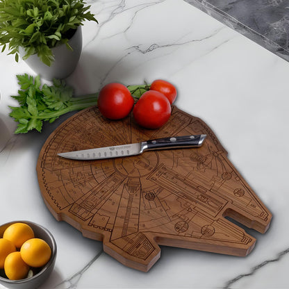 Straga Millennium Falcon Walnuss Schneidebrett – Handgefertigtes Charcuterie- & Cutting Board aus Premium Walnussholz, Geschenk für Weihnachten & Vatertag