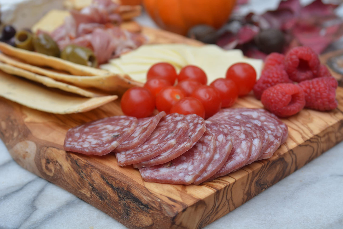 THE LIVE EDGE Olivenholz Schneidebrett – Handgefertigtes rustikales Holzbrett für Küche & Fleisch, großes Cutting Board, Geschenkidee
