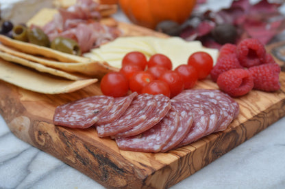 THE LIVE EDGE Olivenholz Schneidebrett – Handgefertigtes rustikales Holzbrett für Küche & Fleisch, großes Cutting Board, Geschenkidee