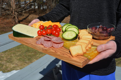 THE LIVE EDGE Olivenholz Charcuterie Board XL – Handgefertigtes Schneidebrett mit Epoxidharz, Servierplatte für Fleisch & Käse, Geschenkidee
