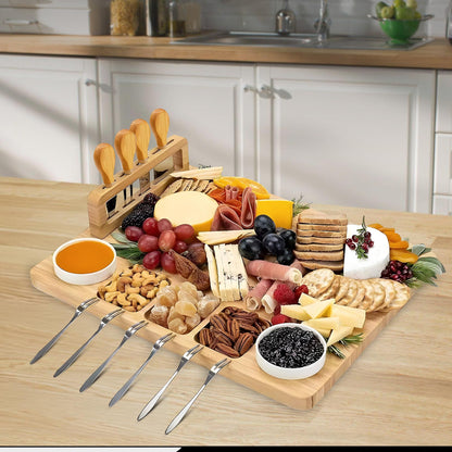 Kicinn Bambus Käseplatte Set 35x28cm – Servierplatte mit 2 Dip-Schalen, 4 Messern, 6 Gabeln & Mini-Board – Nachhaltig & Robust für Snacks