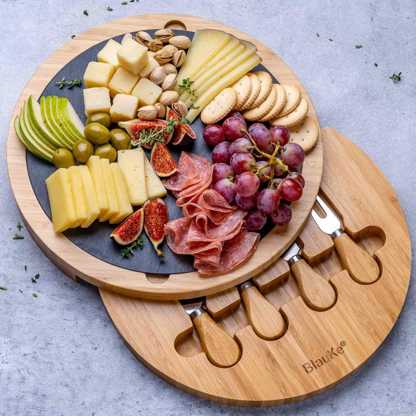 Rundes Bambus Käsebrett 30 cm mit Messer Set & Schieferplatte – Drehbare Servierplatte für Käse & Snacks – Cheese Charcuterie Board