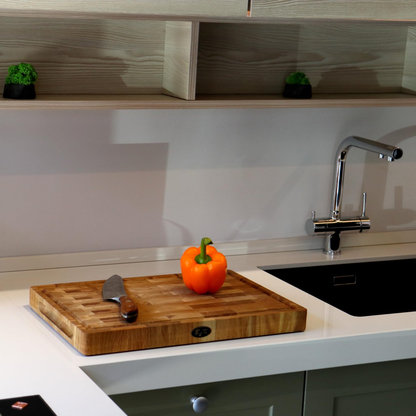 B4K® Eiche Stirnholz Schneidebrett 50x35 cm – Hackblock mit Saftrille, Griffen & Silikonfüßen – Für Küche, Fleisch & BBQ