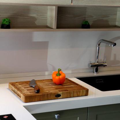 B4K® Eiche Stirnholz Schneidebrett 50x35 cm – Hackblock mit Saftrille, Griffen & Silikonfüßen – Für Küche, Fleisch & BBQ