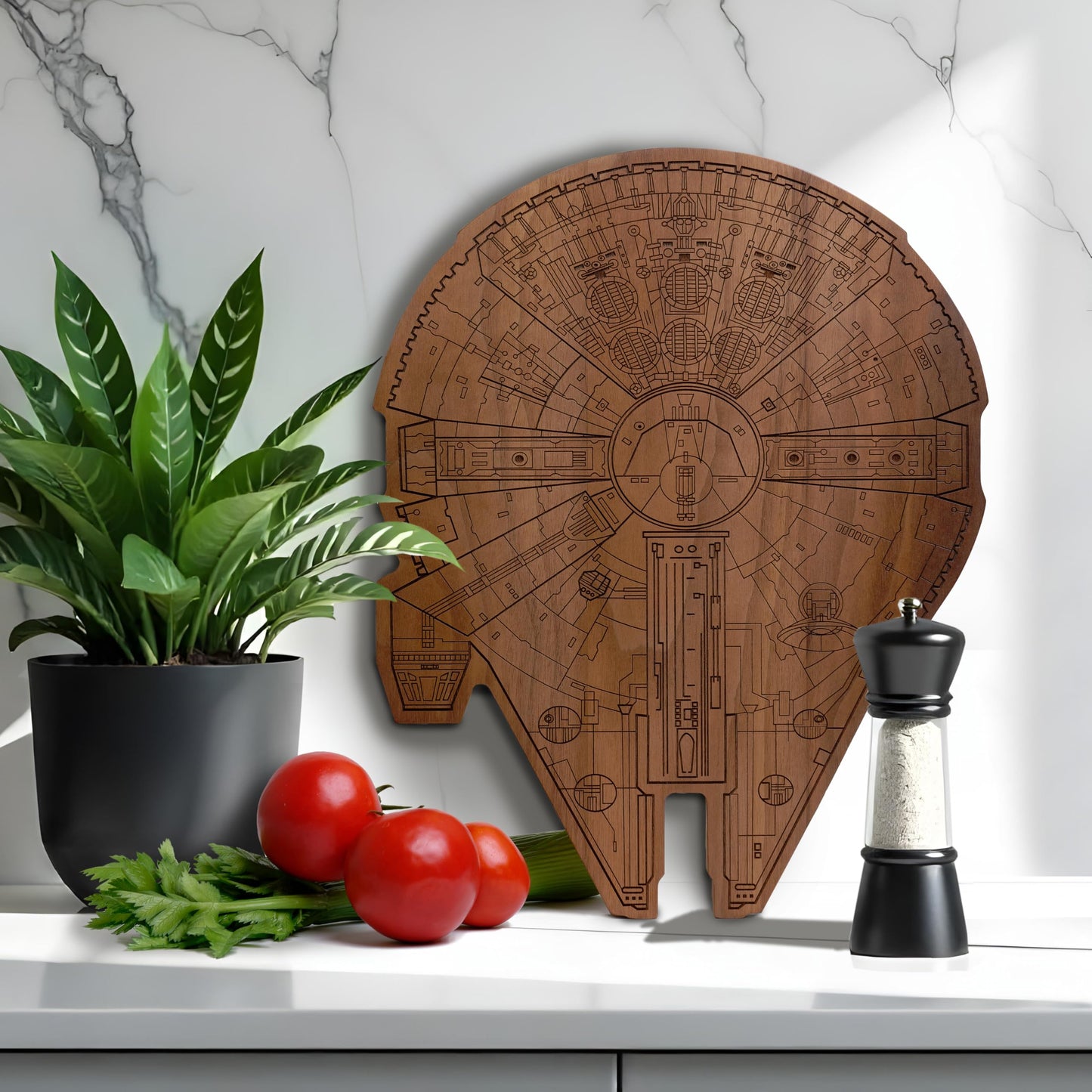 Straga Millennium Falcon Walnuss Schneidebrett – Handgefertigtes Charcuterie- & Cutting Board aus Premium Walnussholz, Geschenk für Weihnachten & Vatertag