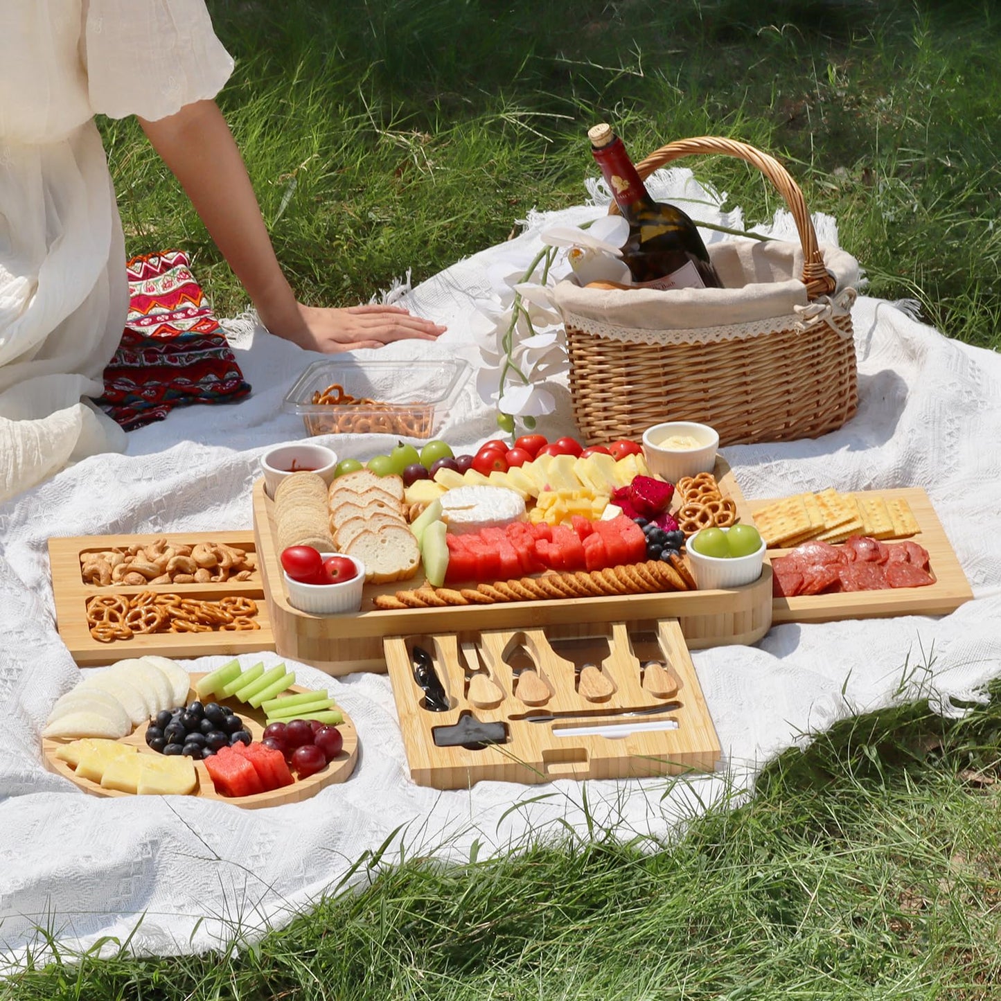 KHINYA Charcuterie Board Set – Käsebrett mit Deckel & Griff, 3 Schubladen, schwarz – Geschenk für Frauen & Einweihung, Servierplatte Holz