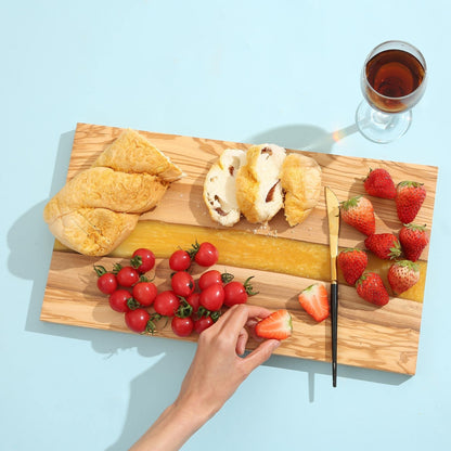 THE LIVE EDGE Olivenholz Charcuterie Board XL – Handgefertigtes Schneidebrett mit Epoxidharz, Servierplatte für Fleisch & Käse, Geschenkidee