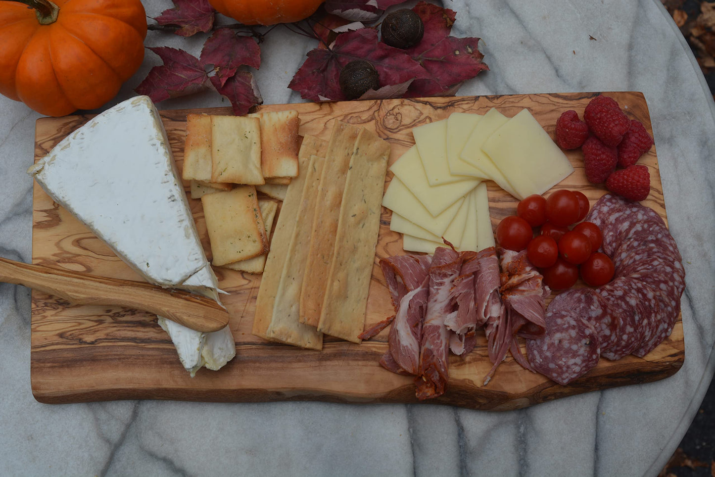 THE LIVE EDGE Olivenholz Schneidebrett – Handgefertigtes rustikales Holzbrett für Küche & Fleisch, großes Cutting Board, Geschenkidee