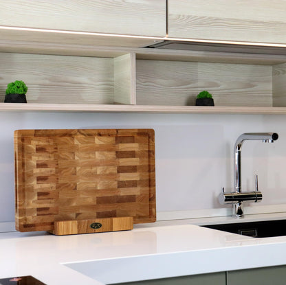 B4K® Eiche Stirnholz Schneidebrett 50x35 cm – Hackblock mit Saftrille, Griffen & Silikonfüßen – Für Küche, Fleisch & BBQ