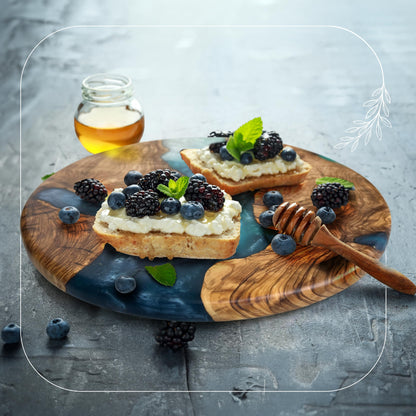 Rundes Schneidebrett aus Olivenholz & Epoxidharz – Handgefertigt, Charcuterie & Käsebrett, Pizzabrett (Ozean-Design)