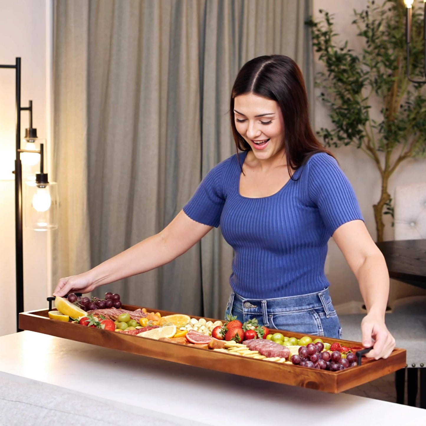 TIDITA Charcuterie Brett 91,4 cm – Akazienholz Servierbrett mit Metallgriffen & 4 Käsemessern, großes Holzbrett für Käse, Snacks & Vorspeisen