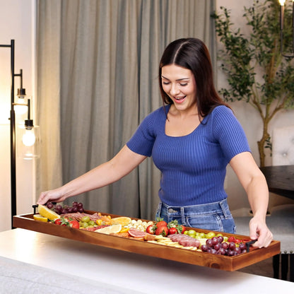 TIDITA Charcuterie Brett 91,4 cm – Akazienholz Servierbrett mit Metallgriffen & 4 Käsemessern, großes Holzbrett für Käse, Snacks & Vorspeisen