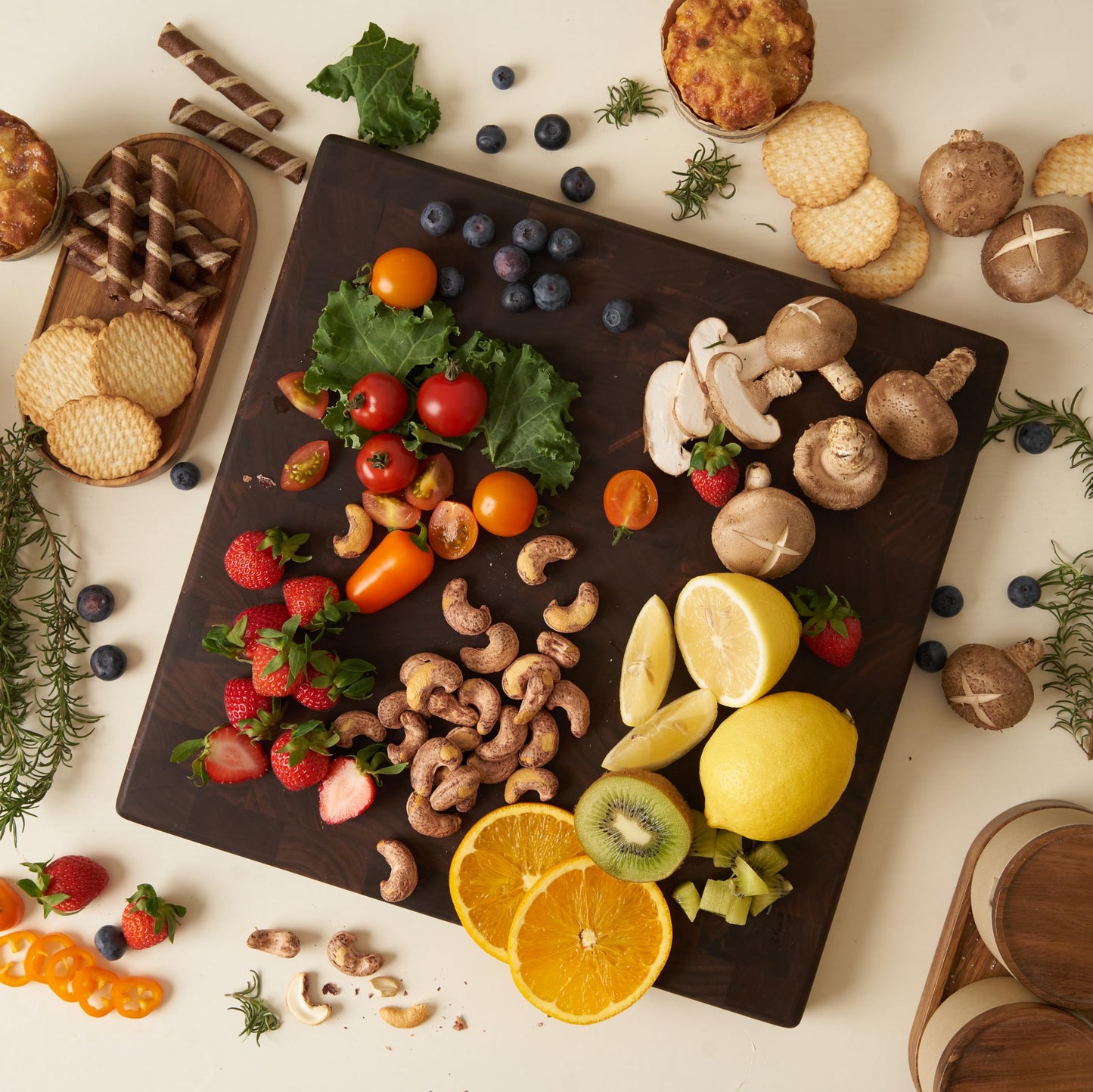 Cozifa Schneidebrett aus Walnussholz 35,6x35,6 cm – Hirnholz-Metzgerblock geölt, Antibakteriell, Groß für Küche & BBQ