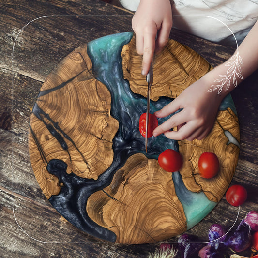 Rundes Schneidebrett aus Olivenholz & Epoxidharz – Handgefertigt, Charcuterie & Käsebrett, Pizzabrett (Ozean-Design)